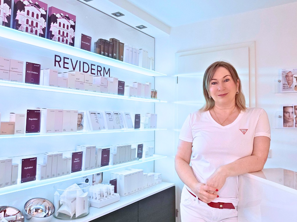 Verona Pirronello im REVIDERM Produktbereich